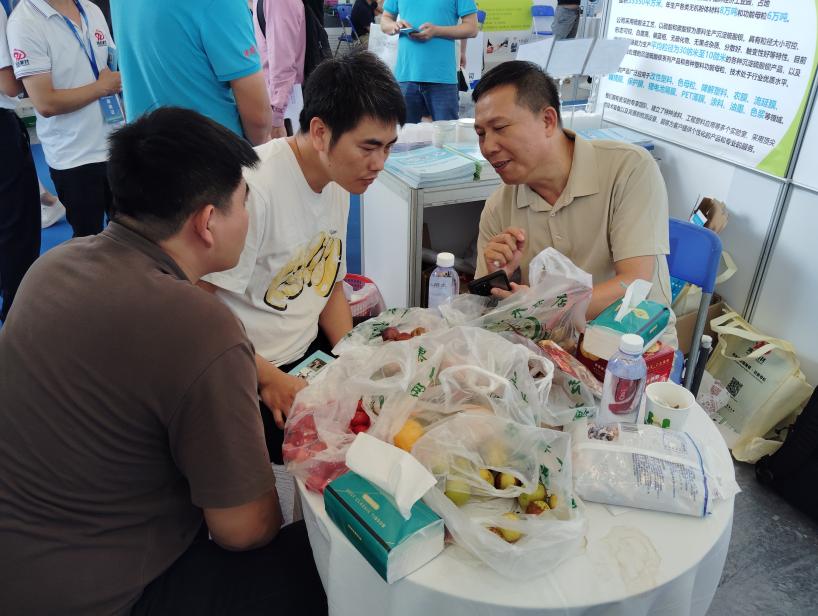 云浮鴻志公司董事長方裕賢先生親臨現場,給客人介紹產品的優勢與應用 云浮鴻志公司董事長方裕賢先生親臨現場,給客人介紹產品的優勢與應用